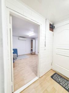 een open deur naar een kamer met een houten vloer bij Private House Isu in Seoul