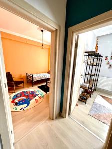 pokój z łóżkiem i pokój z drzwiami w obiekcie Chic& cosy house with Kars Panorama w mieście Kars