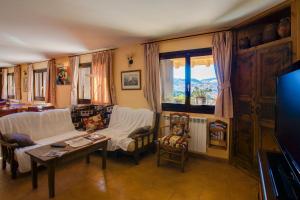 A television and/or entertainment centre at Hostal Parque Natural