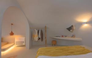 Rúm í herbergi á Elements Cave Suites