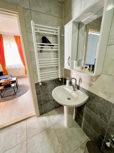 y baño con lavabo y espejo. en Chic& cosy house with Kars Panorama, en Kars