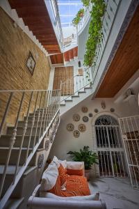 scala con divano in camera con scale di Casa Pureza a Siviglia