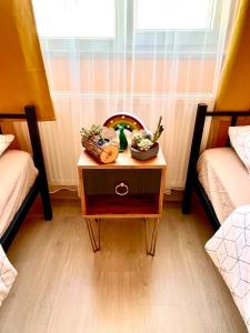 Una mesa pequeña en una habitación con 2 camas en Chic& cosy house with Kars Panorama, en Kars