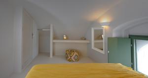 Rúm í herbergi á Elements Cave Suites