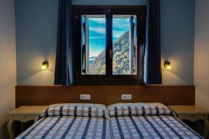 A bed or beds in a room at Hostal Parque Natural Még 26 kép