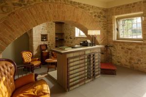 a living room with a stone wall and an archway at SeiPetali in Cannara
