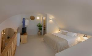 Rúm í herbergi á Elements Cave Suites