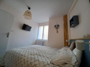 um quarto com uma cama e uma janela em REL'AX - T2 - Plein coeur Ax - Literie de qualité - Wifi - 200m télécabine em Ax-les-Thermes