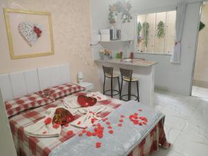 Un dormitorio con una cama con frutas y verduras. en Apartamento CondominioEuropa centro de barra mansa en Barra Mansa