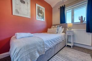 sypialnia z dużym łóżkiem i oknem w obiekcie Stratton Heights by Apricity Property - 3 bedroom house, great for work or leisure, pet friendly w mieście Cirencester