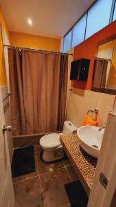 a bathroom with a toilet and a sink at Departamento exclusivo en Ica in Ica