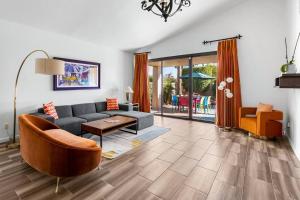 ein Wohnzimmer mit einem Sofa und einem Tisch in der Unterkunft The Sunset House Pool & Spa in Palm Springs