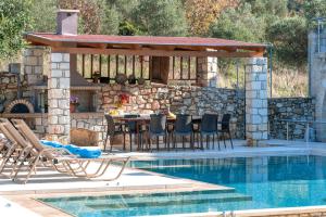 Bazén v ubytování Cretan Lux Villa Heated Pool nebo v jeho okolí