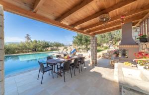 Bazén v ubytování Cretan Lux Villa Heated Pool nebo v jeho okolí