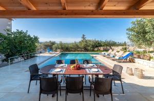 Bazén v ubytování Cretan Lux Villa Heated Pool nebo v jeho okolí