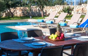Bazén v ubytování Cretan Lux Villa Heated Pool nebo v jeho okolí