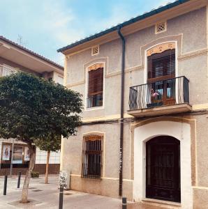 a building with a balcony and a window at Casita de pueblo in Benicàssim