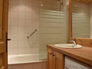 un baño con lavabo y ducha en Appartement 2 pièces avec balcon à Méribel, proche commerces et pistes - FR-1-180-86, en Méribel 14 fotos más