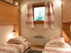 1 dormitorio con 2 camas y ventana en Appartement Méribel, 2 pièces, 4 personnes - FR-1-180-88, en Méribel