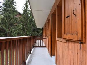 a wooden fence with snow on a walkway at Appartement en montagne, 4 pers, proche des pistes et commerces, animaux acceptés, balcon, casier à skis - FR-1-180-73 in Méribel