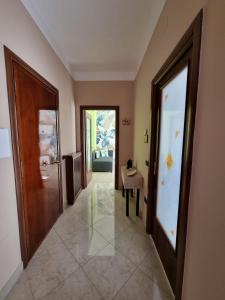 a hallway with two doors and a table and a chair at Viento 'e terra in San Giorgio a Cremano