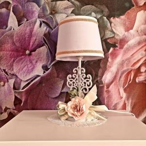 a lamp with a pink flower on a table at Viento 'e terra in San Giorgio a Cremano