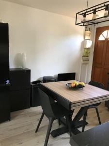 einen Esstisch mit einer Obstschale darauf in der Unterkunft Appartement duplex : Le Cosy in Montgeron