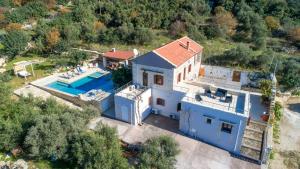 Bazén v ubytování Cretan Lux Villa Heated Pool nebo v jeho okolí