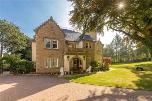 a large brick house with a large driveway at Superb 5 bedroom Villa 16 mins from City Centre in Musselburgh