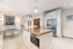 マッセルバーグにあるSuperb 5 bedroom Villa 16 mins from City Centreの広いキッチン(テーブル、カウンタートップ付)