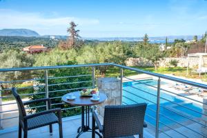 Bazén v ubytování Cretan Lux Villa Heated Pool nebo v jeho okolí
