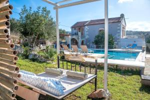 Bazén v ubytování Cretan Lux Villa Heated Pool nebo v jeho okolí