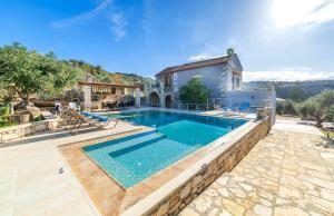 Gavalochori的住宿－Cretan Lux Villa Heated Pool，一座房子里游泳池的形象