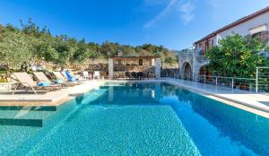 Bazén v ubytování Cretan Lux Villa Heated Pool nebo v jeho okolí