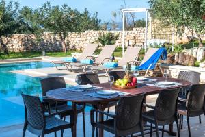Bazén v ubytování Cretan Lux Villa Heated Pool nebo v jeho okolí