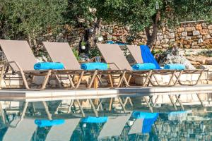 Bazén v ubytování Cretan Lux Villa Heated Pool nebo v jeho okolí