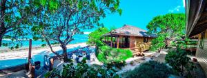 eine Luftansicht eines Hauses am Strand in der Unterkunft MOOREA - The Golden Reef Bungalow Bora Bora in Temae