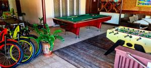 Cette chambre comprend un billard et une table de ping-pong. dans l'établissement MOOREA - The Golden Reef Bungalow Bora Bora, à Temae