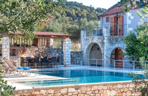 Bazén v ubytování Cretan Lux Villa Heated Pool nebo v jeho okolí