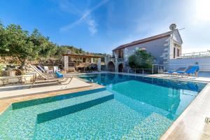 Bazén v ubytování Cretan Lux Villa Heated Pool nebo v jeho okolí