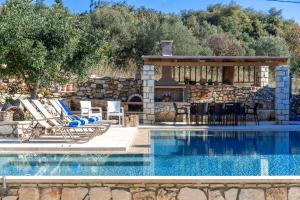Bazén v ubytování Cretan Lux Villa Heated Pool nebo v jeho okolí