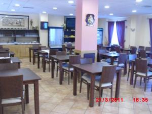 Un comedor con mesas y sillas de madera. en Hotel O Desvio, en Santiago de Compostela