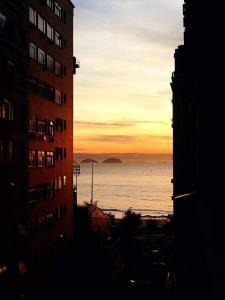 una vista del océano desde dos edificios en Studio Verde-Coral Copacabana, en Río de Janeiro