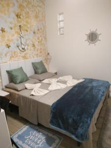 um quarto com uma cama com um cobertor azul em Apartamento CondominioEuropa centro de barra mansa em Barra Mansa