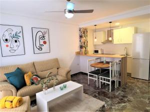 uma sala de estar com um sofá e uma cozinha em Piso-Loft COS Centro Jaén 2 em Jaén