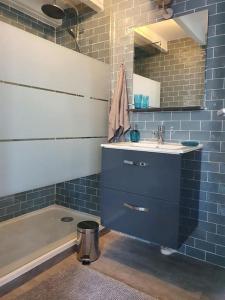 een badkamer met een wastafel, een spiegel en een bad bij Le Bourbon in Bordeaux +15 foto's