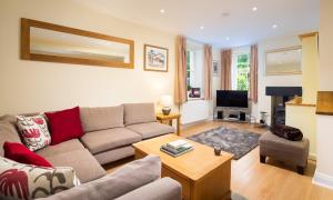 uma sala de estar com um sofá e uma mesa em Scots Pine em Keswick