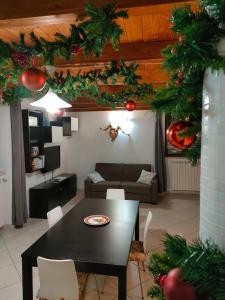 una sala de estar con mesa y adornos navideños en Il Rifugio di Farinella, en Putignano