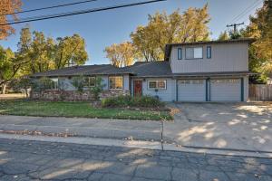 uma casa com duas portas de garagem numa rua em Luxurious Downtown Lodi Apartment in Wine Country! em Lodi