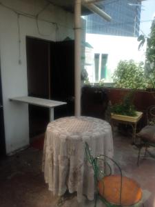 una mesa con un mantel blanco y una silla en Cuarto en Polanco solo hombres, en Ciudad de México